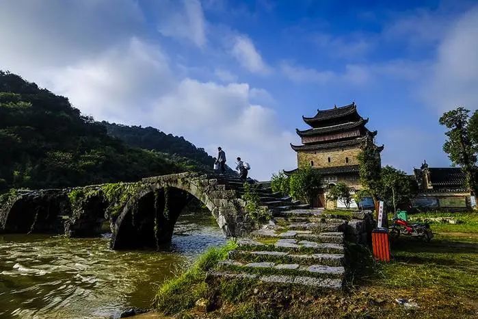 青木川因川道上的一棵高大的青木古树而得名,也被称为青木城.