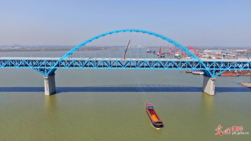 世界最大跨度公铁两用钢拱桥上高空调索