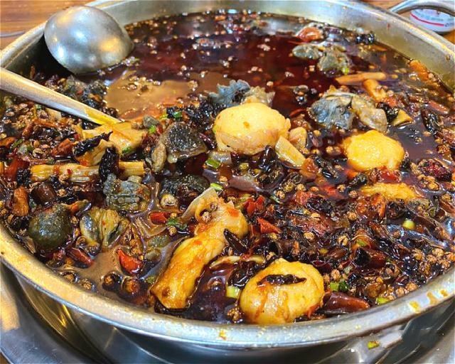 乌鸡肉煮得很软糯,锅底就类似火锅的锅底,给人一种吃火锅的错觉.