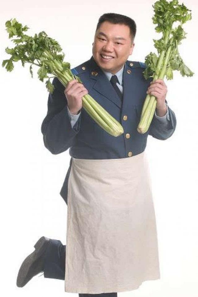 姜超潘粤明新剧开播两人24年前合影流出妥妥两枚小鲜肉