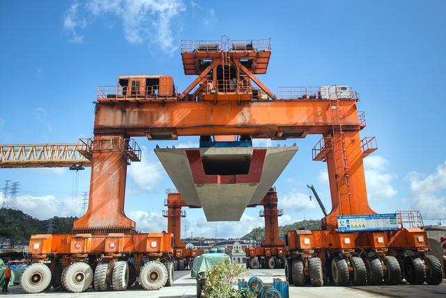 杭绍台铁路施工现场,900吨运梁机正在运送箱梁 郎成涛 摄