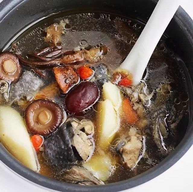 菌菇山药乌鸡汤,汤鲜肉嫩,老少皆宜,味道特赞