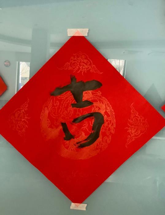 安安的毛笔字写的还算不错,张子萱此前曾晒出所写"吉"和"福"字,一笔一