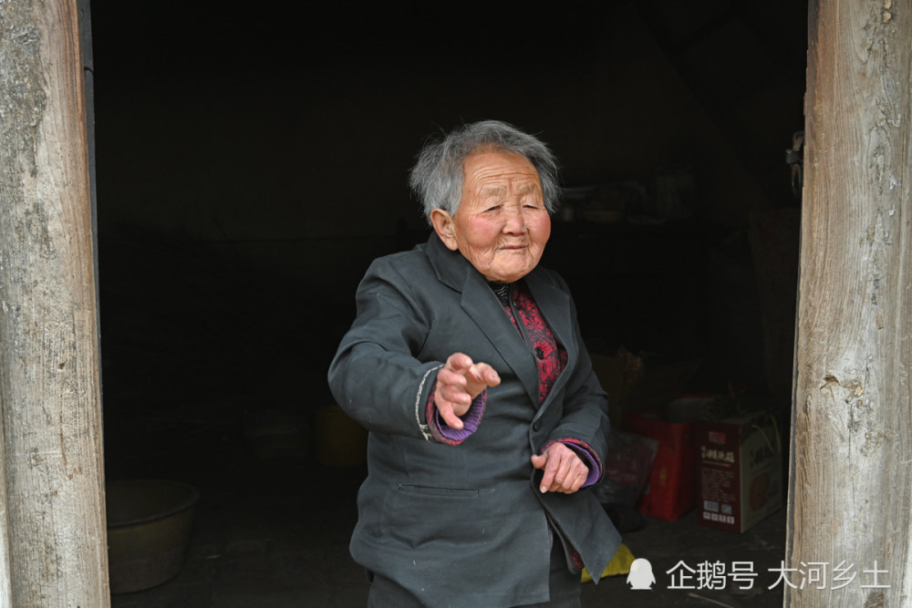 86岁老人无儿无女住山中祖传老屋说家里物件比自己年龄都大