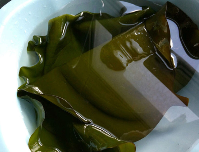 泡到海带和一元硬币的厚度差不多,海带就算泡发好了,泡发海带的时候