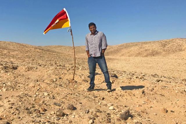 世界最尴尬的地方,被两个国家抛弃,印度男子在此插旗自立国王