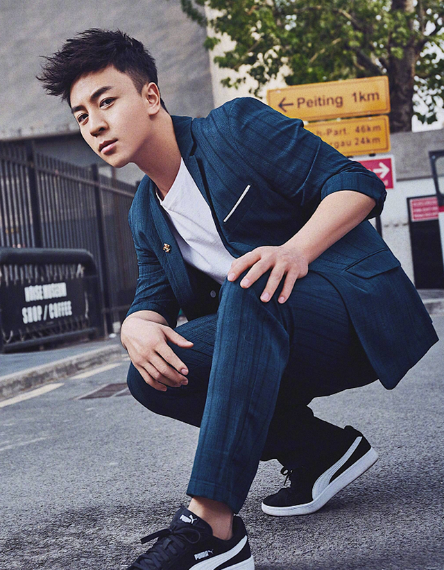 已经长开,可能是从小习武以及经常健身的原因,现在的释小龙身材特别好