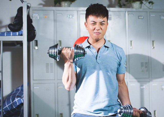 但长大后,释小龙不仅五官长得更加立体有辨识度,经常健身的释小龙