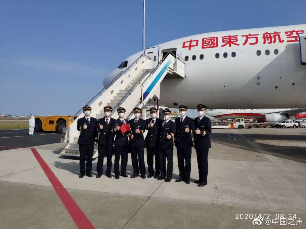 英国小留学生包机回国场景曝光满屏都是青春洋溢的面庞
