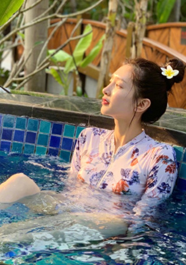 江疏影湿水后妆容全无,穿泳衣浮出水面,粉丝们看完纷纷流口水