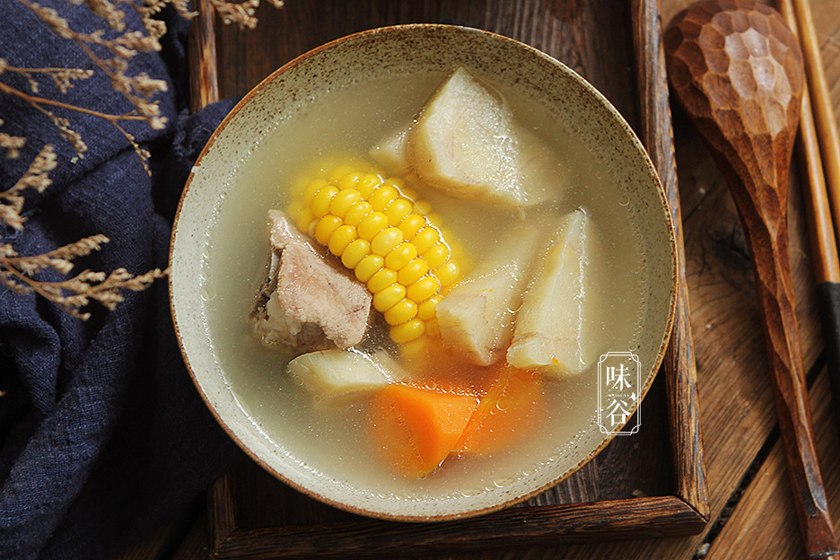 【材料】:粉葛 400克,猪骨 300克,胡萝卜 1根,玉米 1根,姜 2片,盐 1