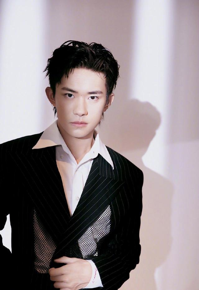 易烊千玺最新卷发造型,帅气慵懒风,不同发型营造不同风格