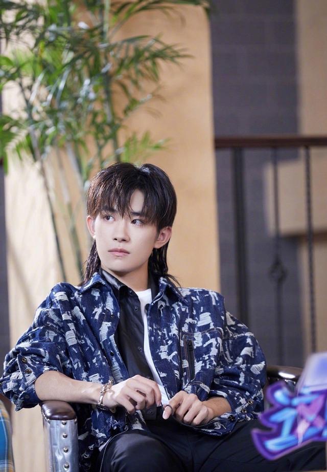 易烊千玺最新卷发造型,帅气慵懒风,不同发型营造不同风格