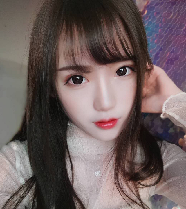 无论是在直播间还是生活中,腐团儿都是往性感方面靠拢.