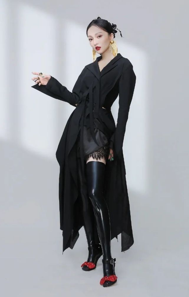 皮裤算什么?张韶涵连超紧绷连脚皮袜都敢穿,看着都觉得勒得慌