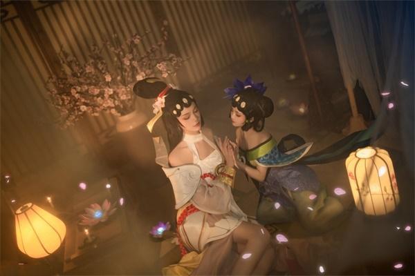 小姐妹cos大乔,白蛇娇嫩,青蛇腼腆,网友:都想抱走