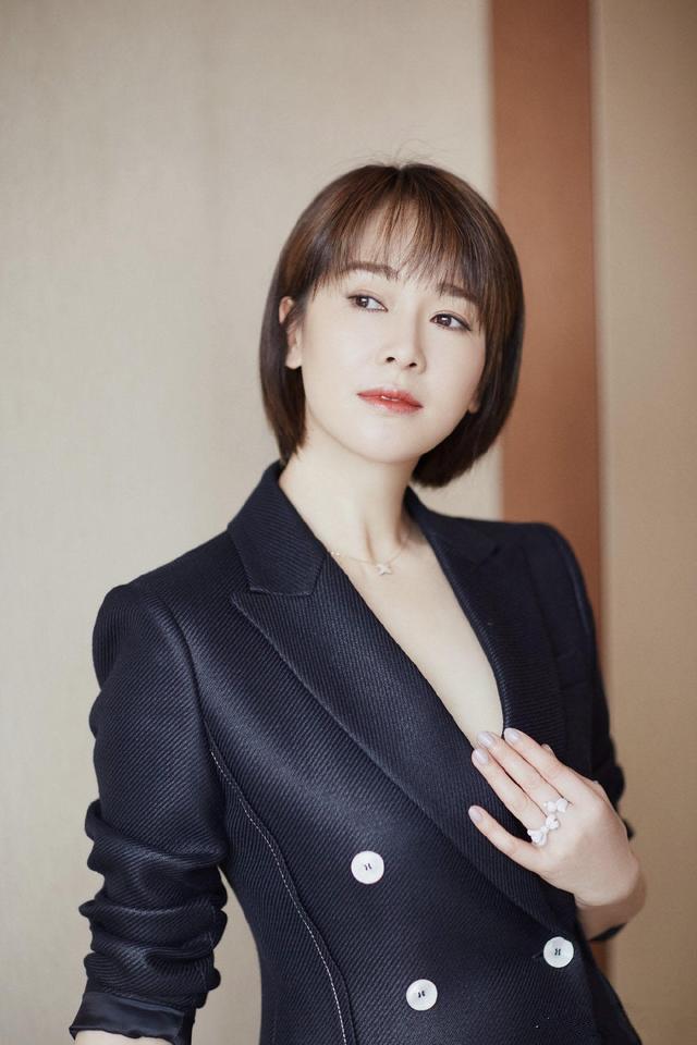 左小青是真正的冻龄女神,真空穿西装又美又撩,42岁依旧有少女范