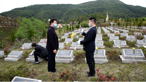 隔空献上鲜花,面对面祭扫祭奠,太感动了"许会昌动容之情溢于言表