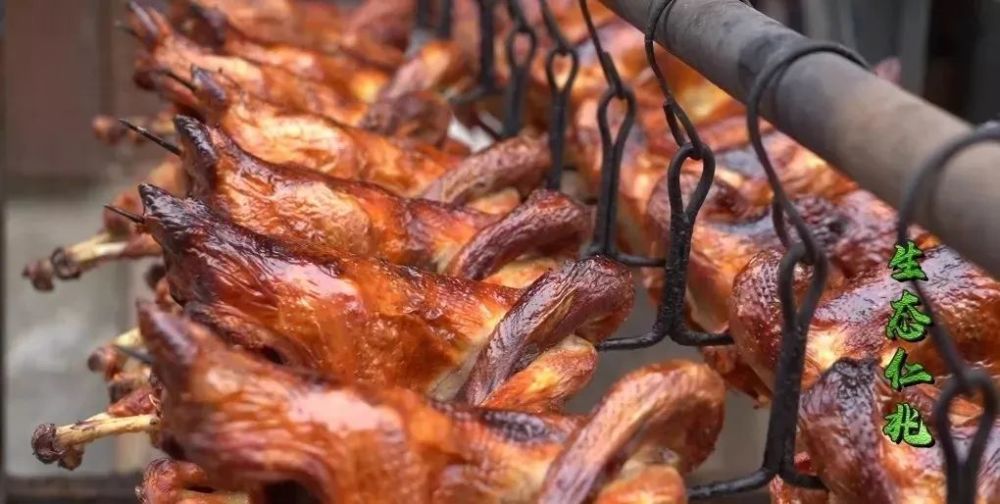 仁兆红日烤鸡口感纯正,风味独特,是取自家养健壮的小公鸡,添以砂仁