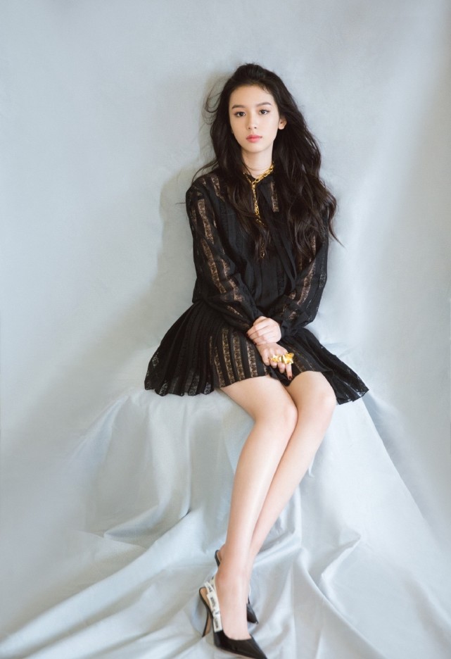 她演《少年的你》魏莱走红,今穿t恤配开叉皮裙,气场哪像22岁