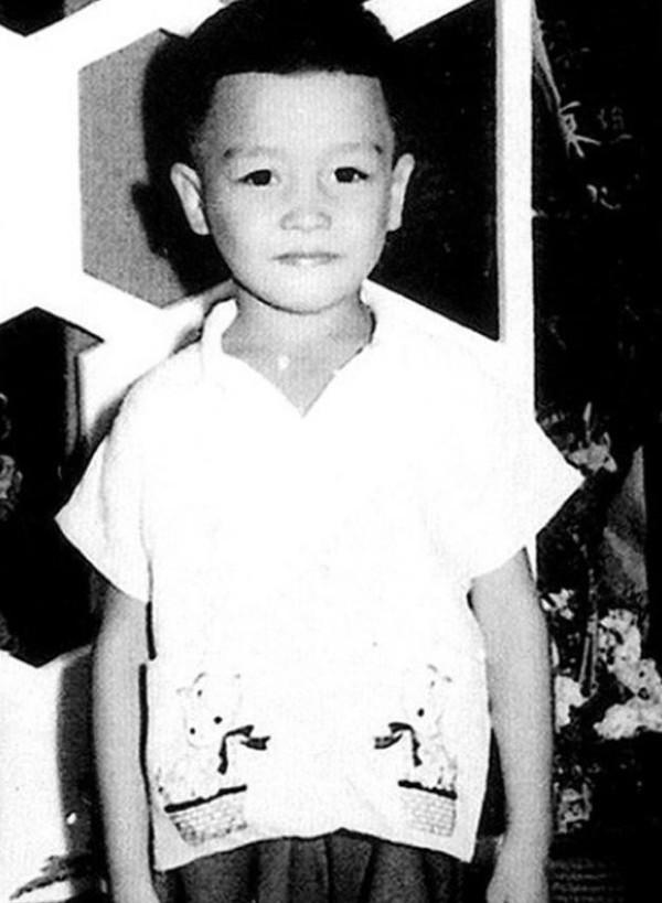 父亲经营一家纺织厂,所以小时候家庭还算比较殷实.