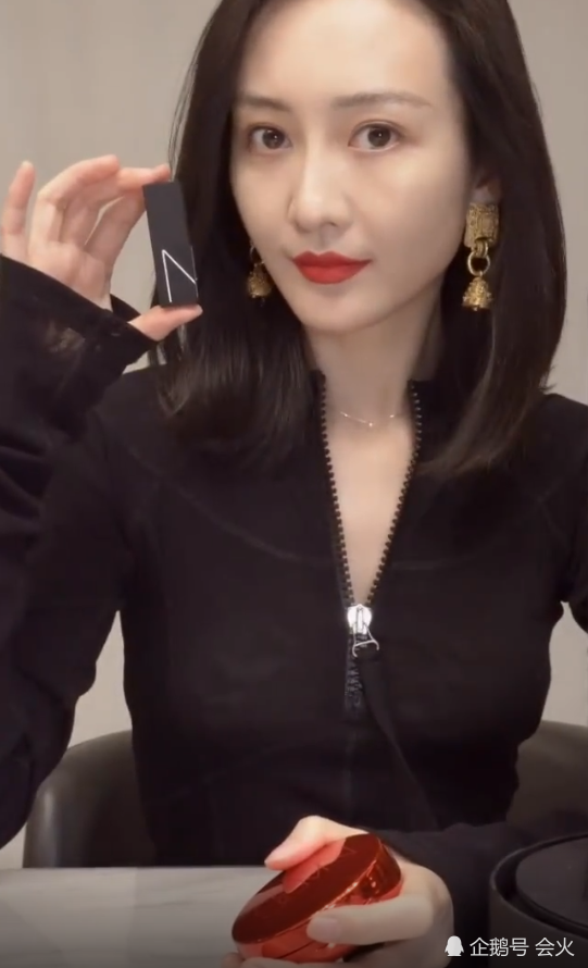 知名演员王鸥在家试口红,拉链大开拉到胸口?头肩比例看着很奇怪
