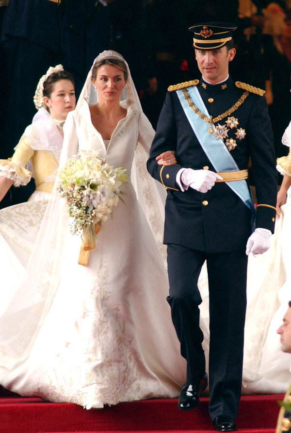 西班牙国王夫妇16年前大婚,灰姑娘借来王冠,披绝美嫁衣征服王子