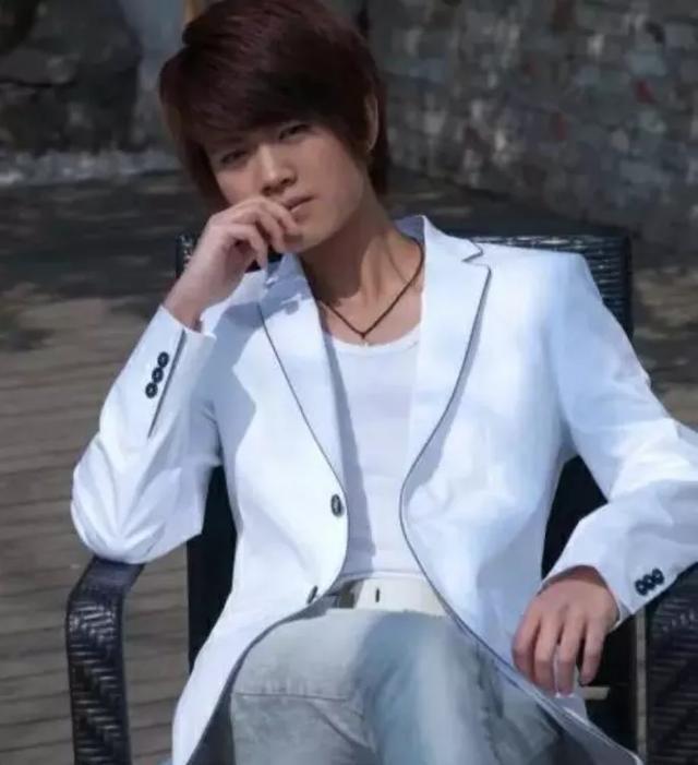 任嘉伦时尚旧照被扒身穿毛衣长裙被嘲像冰淇淋