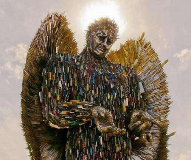 英国的刀天使雕像用10万把犯罪刀具铸成寓意颇为深刻