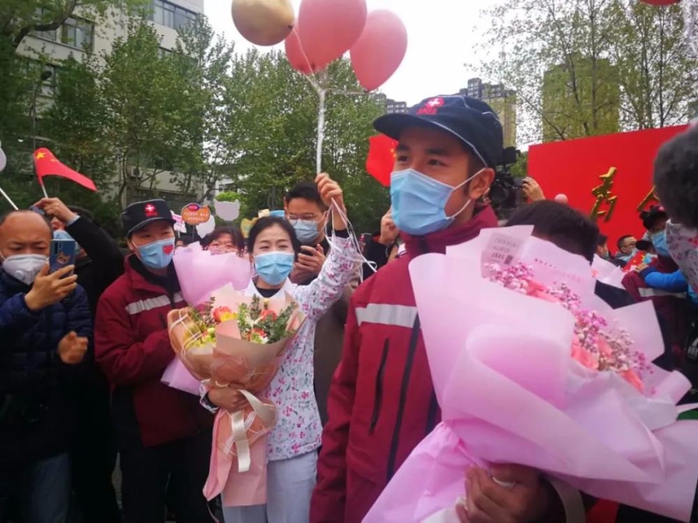 罗振宇和女朋友杨淋合都是市中心医院护士.