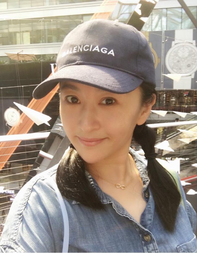 素颜下的杨蕊状态依然非常可人,一点都看不出原有的年龄,尤其是两个