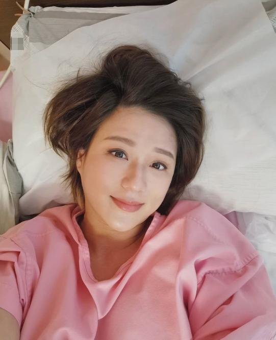 随后她又晒了一张自拍报平安,林燕玲穿着粉色上衣躺在床上,精神状态