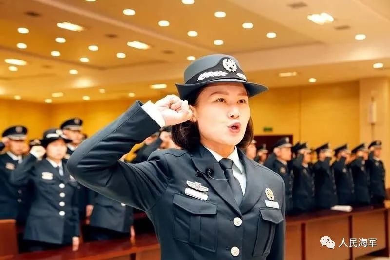 《中國人民解放軍文職人員條例》規定圖為海軍文職人員常豔琴正在護理