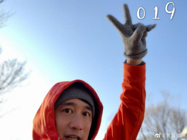 黄磊和孙莉在田间拍新合影黄磊瘦身成功和老婆头挨头笑容灿烂