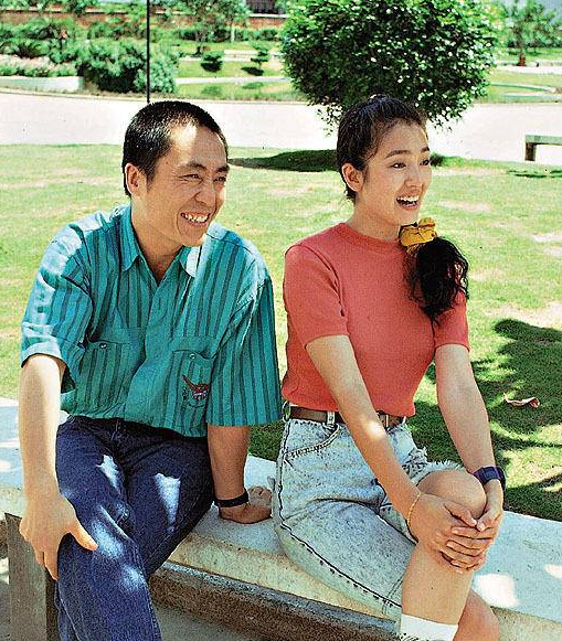 抛弃相爱20多年的发妻与巩俐相恋8年张艺谋的情史比电影还精彩