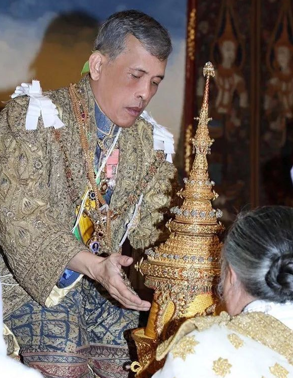 迷雾下的泰国:疫情危急,国王却带着20嫔妃海外避难