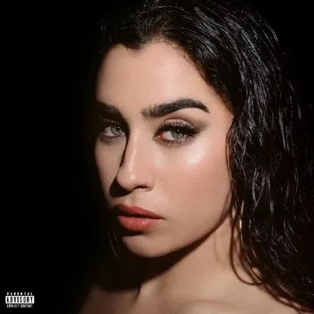 本曲由曾与j balvin,jessie reyez,bad bunny合作的知名拉丁制作人