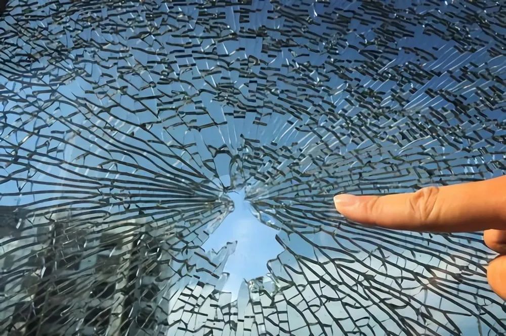 福州闹市餐厅钢化玻璃当场被击穿!事发时正在营业