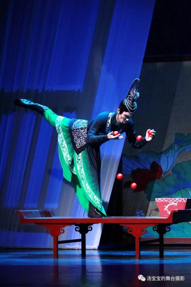 新华网刊登的这张杂技演员照片的背后