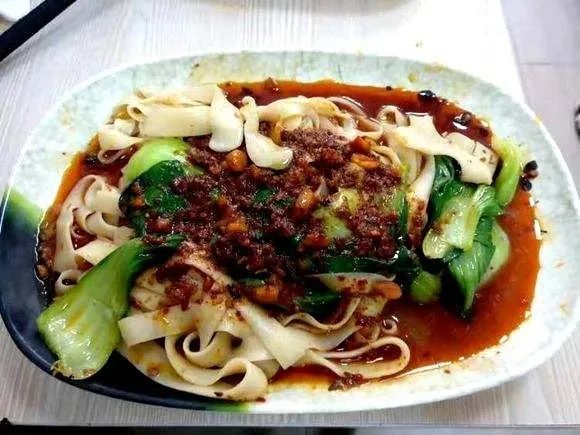 张掖麻辣粉出"奇"就奇在它的酱料,如今,它已经形成"甜辣酱"和"咸辣酱"