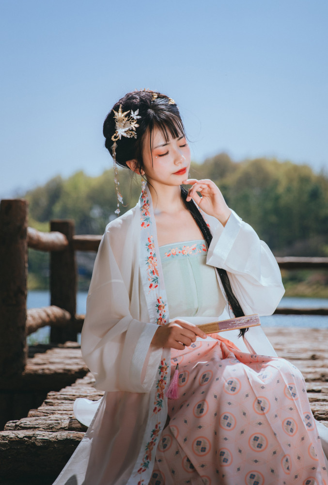 全网最美古装女孩百迭裙搭配长褙子清新大宋少女准没错
