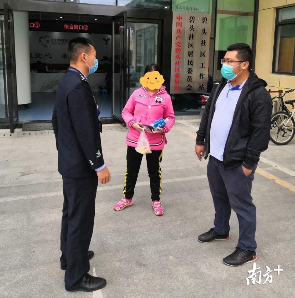 被陌生人从光明载到宝安，宝安网格员助女生回家_腾讯新闻
