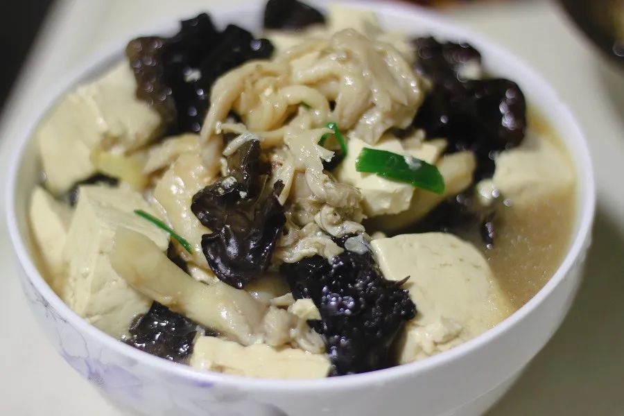 将豆腐,平菇,木耳3样食材往锅里这么一扔,我做出了这道不平凡的家常菜