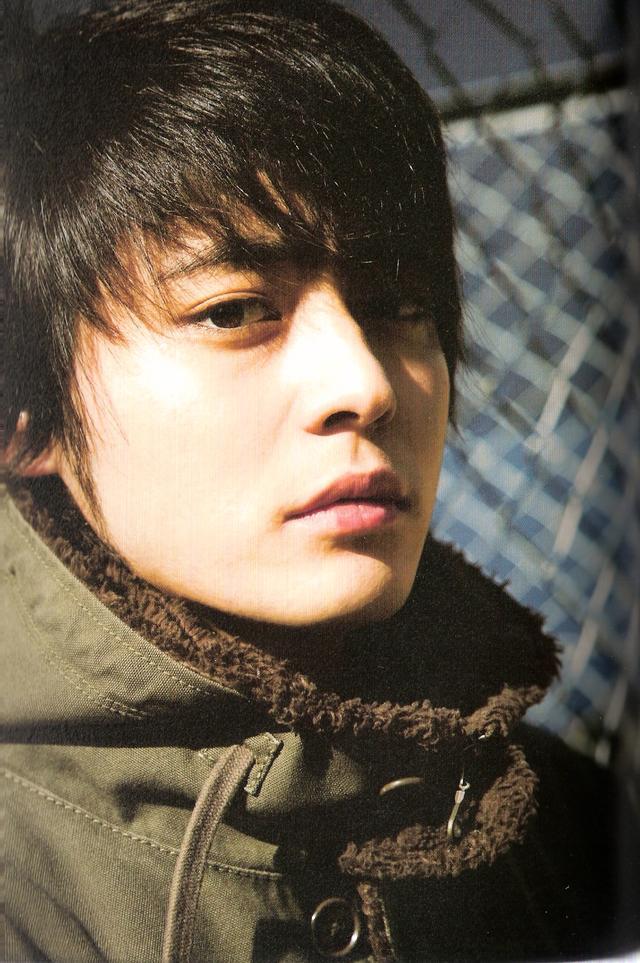 了三十岁,故事抽丝剥茧般渐渐露出真相,随着桐原亮司的死亡故事结束了