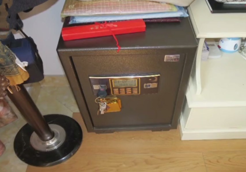 保险柜7万现金没了,妻子打电话报警,丈夫坦白:没钱还外债