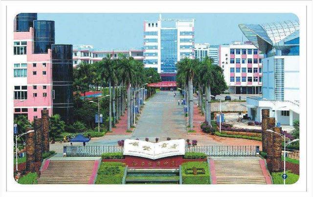 中学,海南省一级甲等学校,创办于1938年,是我国最早的国立华侨中学