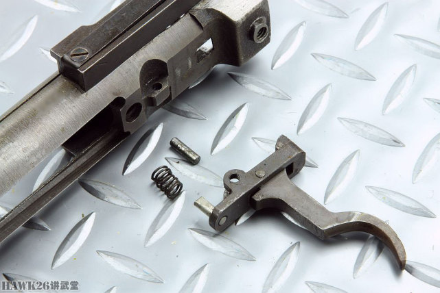 细看日本九九式步枪之四:枪机制造工艺略显粗糙 不妨碍操作演示