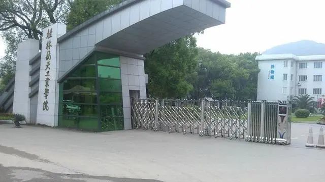 中国大学二本排名_中国大学排名终极PK前十大陆与港台平分秋色
