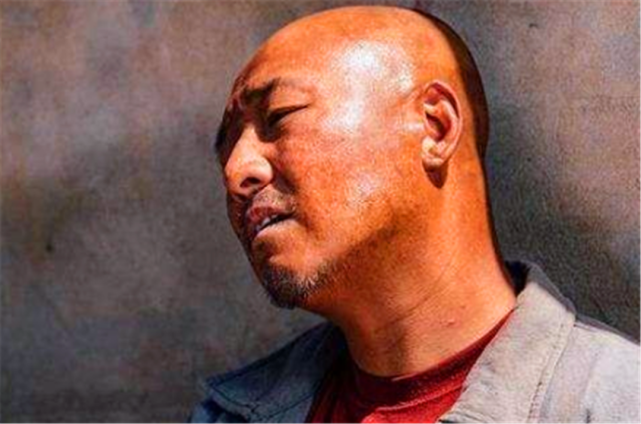 猛一看李春来地地道道的一个陕西庄稼汉,被太阳晒得黑紫黑紫的皮肤,拿