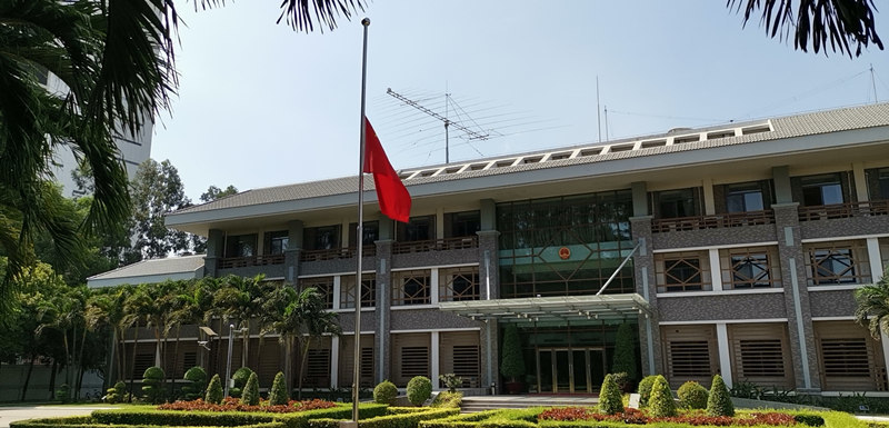 中国驻柬埔寨大使馆降半旗悼念抗疫牺牲烈士和逝世同胞_腾讯新闻